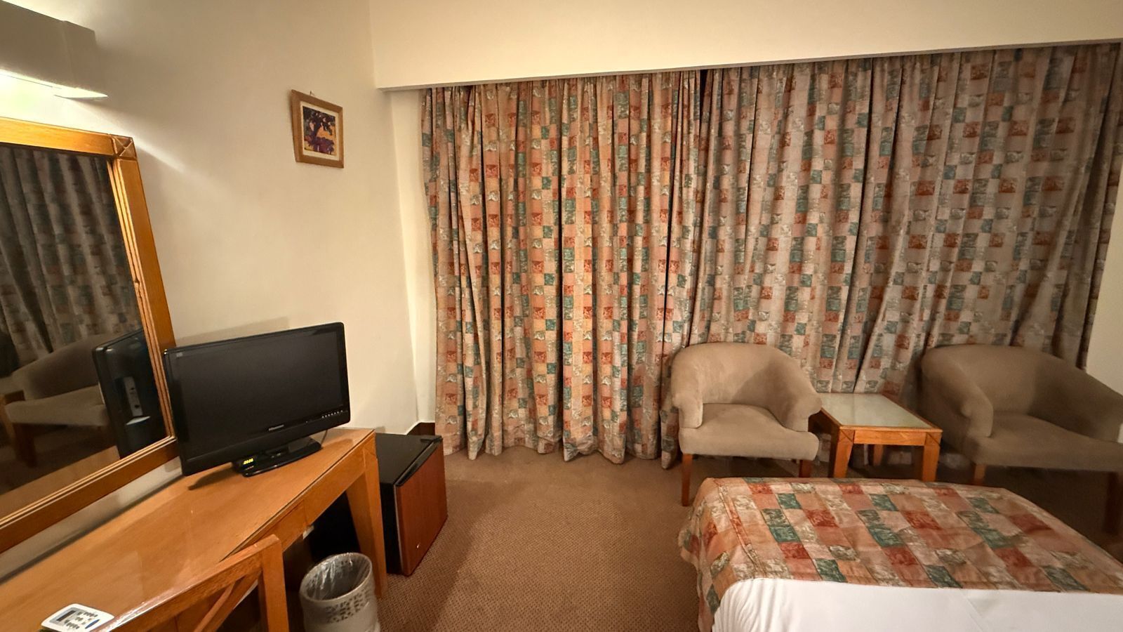 ميني بار وخزنة داخل الغرفة ومكواة/لوح كي وملاءات أسرّة