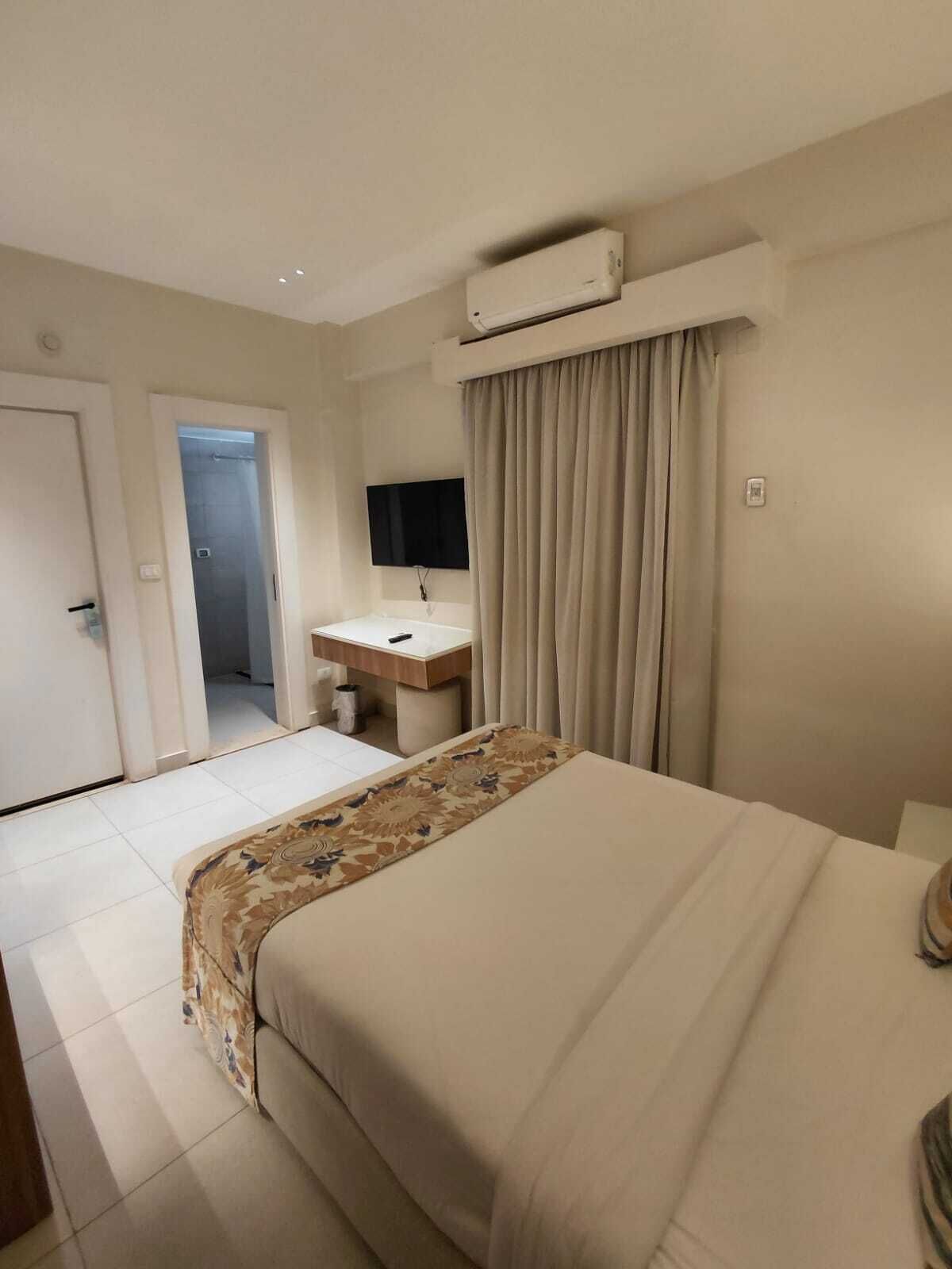 豪華雙人房, 1 張加大雙人床 | 迷你吧、房內夾萬、熨斗/熨衫板、床單