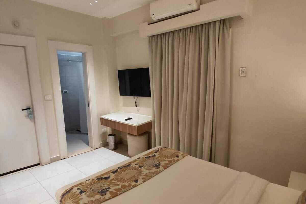 豪華雙人房, 1 張加大雙人床 | 迷你吧、房內夾萬、熨斗/熨衫板、床單