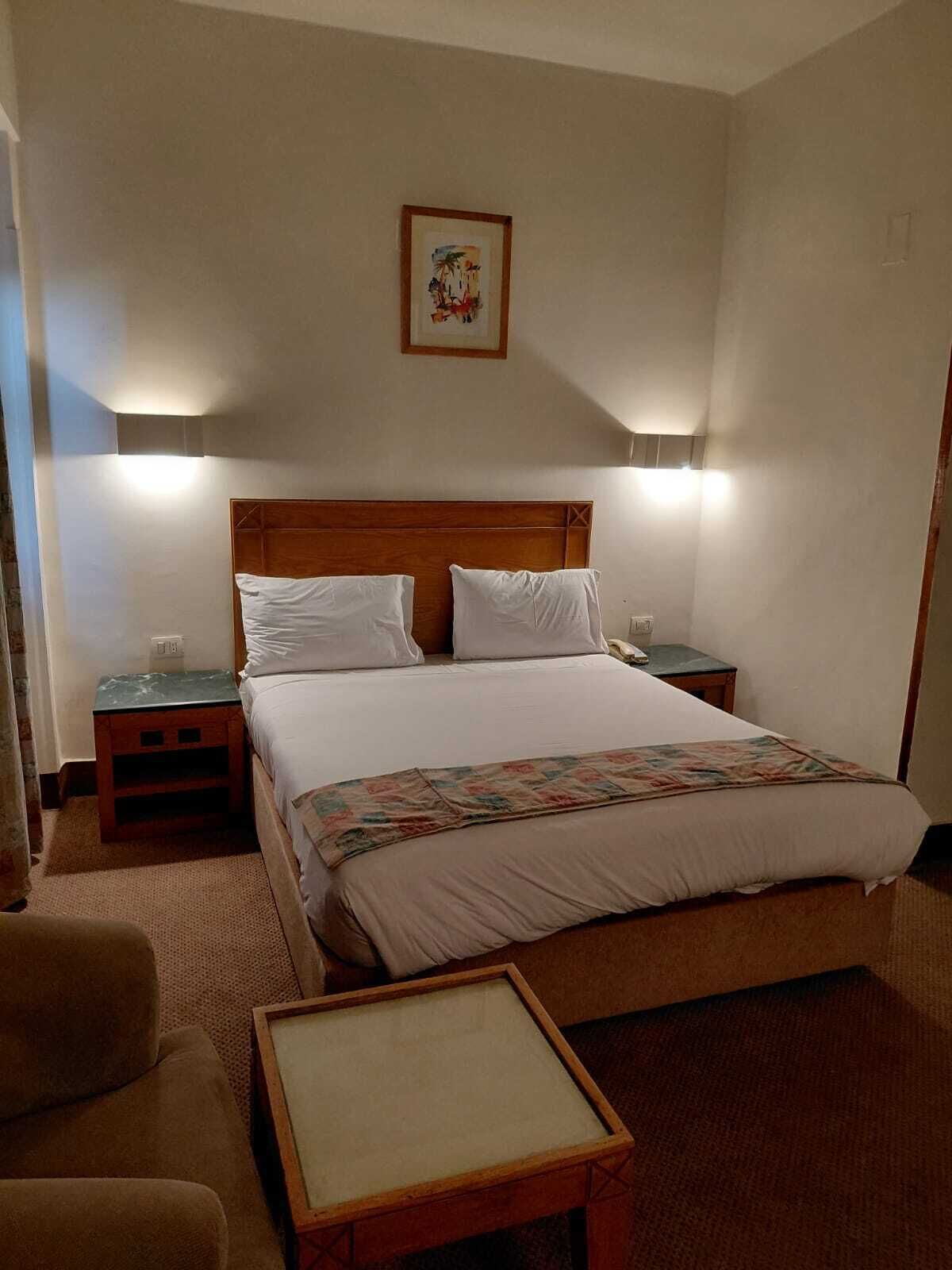 ميني بار وخزنة داخل الغرفة ومكواة/لوح كي وملاءات أسرّة