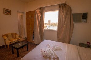 Minibar y caja de seguridad en la habitación