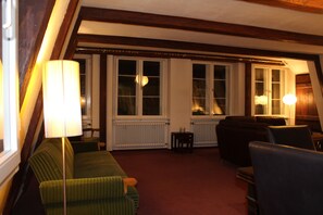 Desk, iron/ironing board, free cots/infant beds, travel cot - Royal Residence (Lübeck)