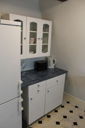 Refrigerador con freezer, horno, placa de cocina, lavavajillas