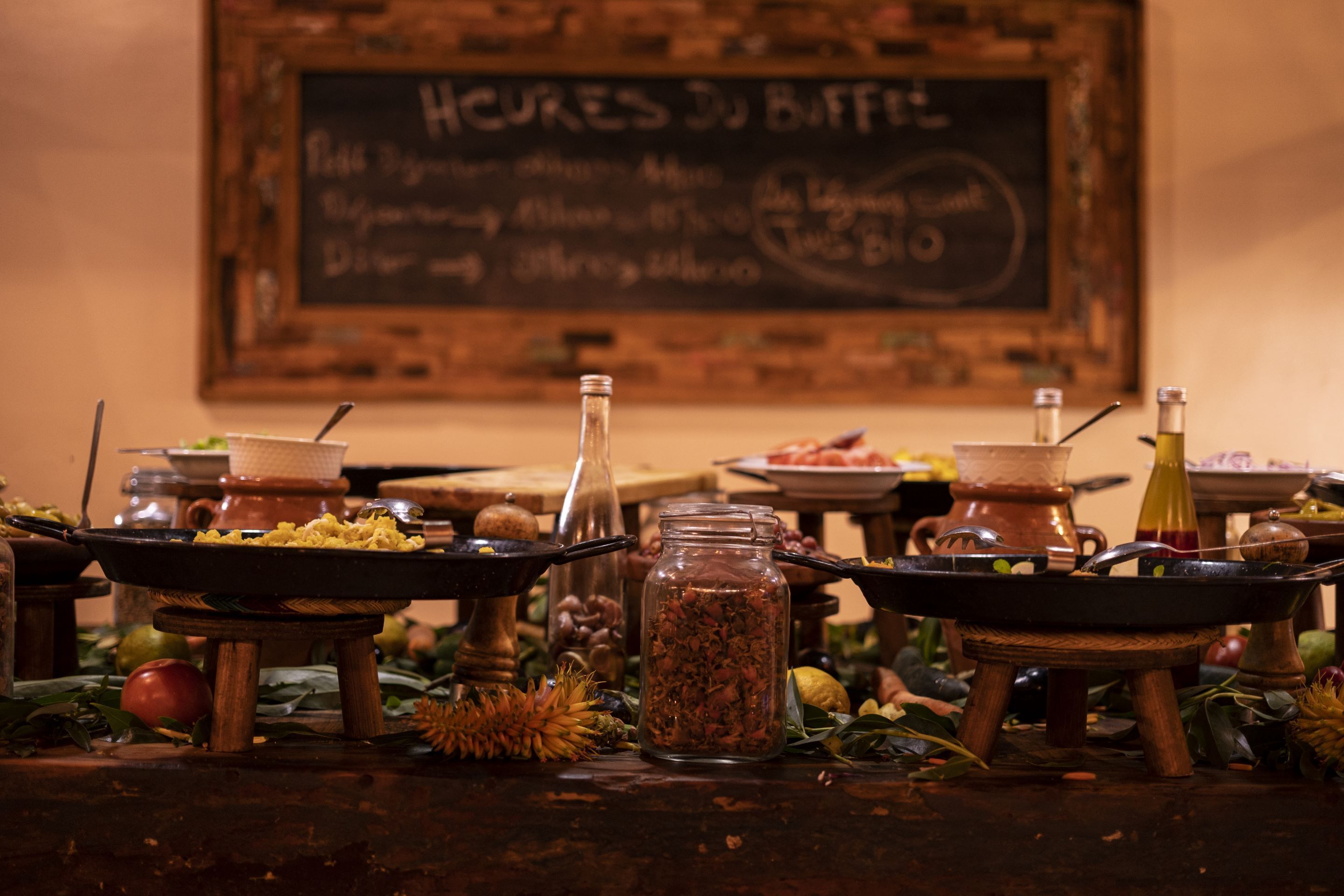 Un buffet proposant une variété de plats et d'accompagnements.