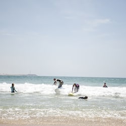 Na praia, areia branca, bar na praia, Prática de surfe/bodyboard