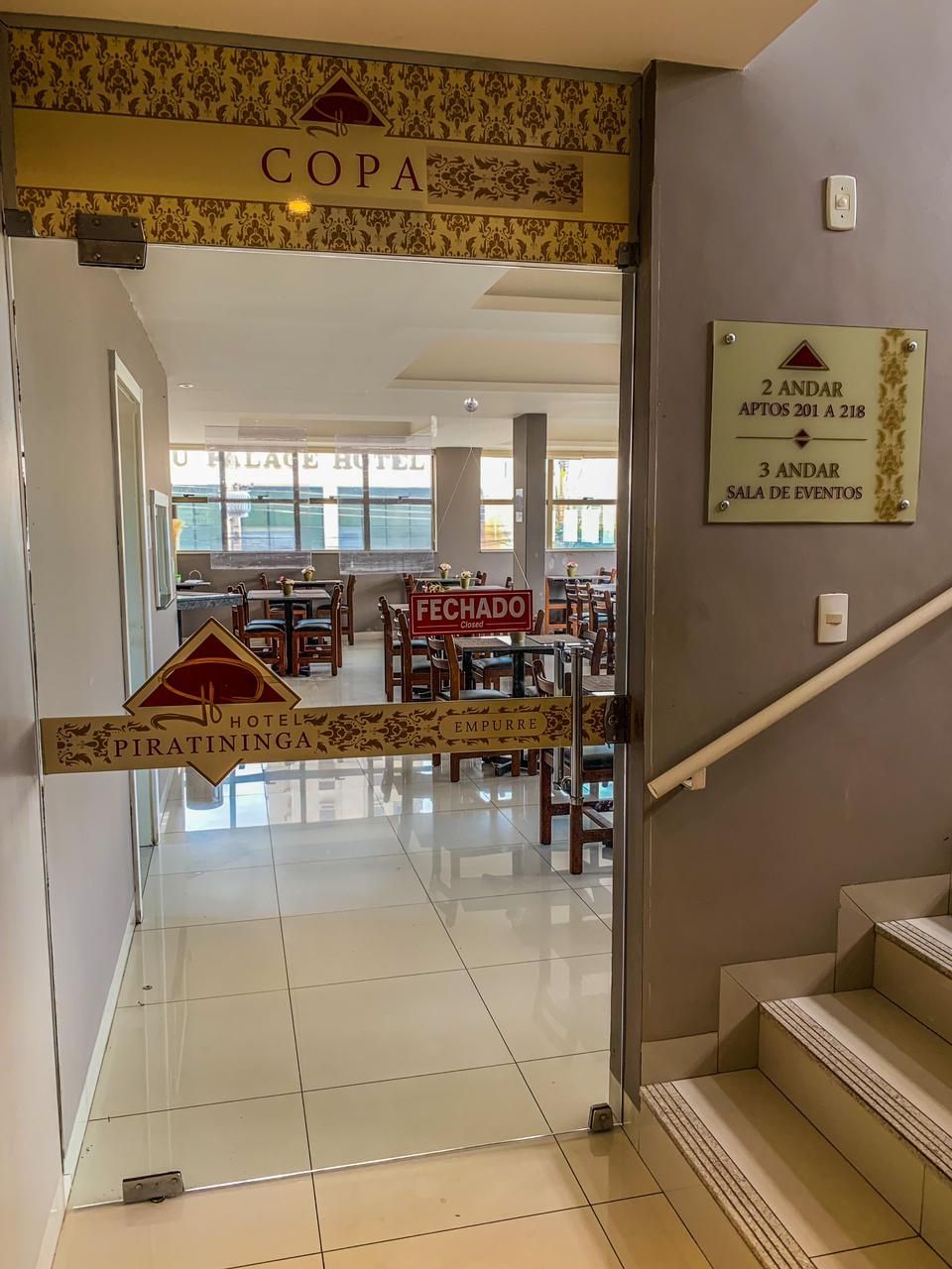 Entrada de hotel con un letrero que dice 'COPA' y 'PIRATINJA HOTEL'.