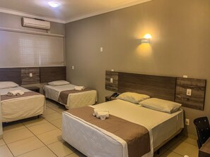 Standard-Vierbettzimmer | Minibar, Zimmersafe, Schreibtisch, Verdunkelungsvorhänge