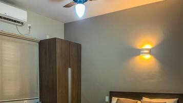 Frigobar, escrivaninha, cortinas blackout, Wi-Fi de cortesia