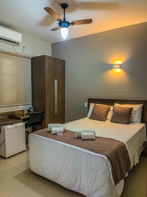 Minibar, escritorio, cortinas blackout y wifi gratis 