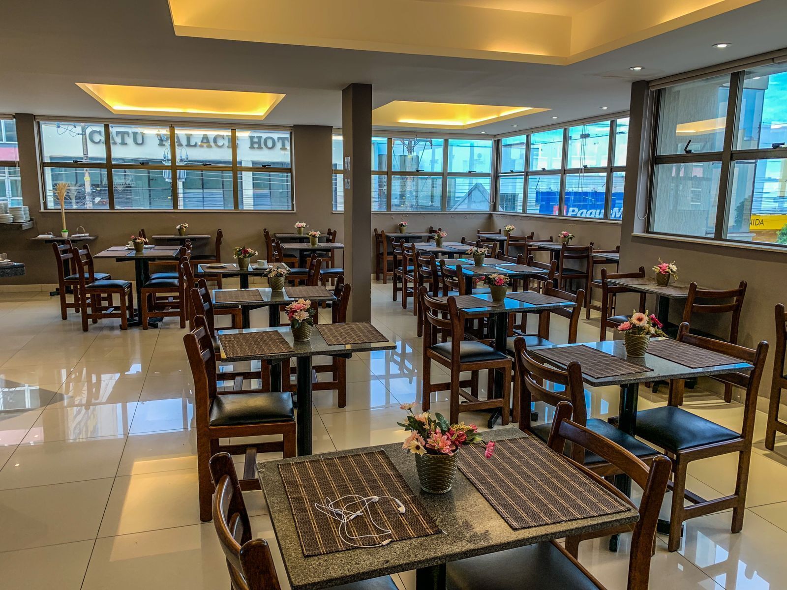 Café da manhã com buffet grátis todos os dias