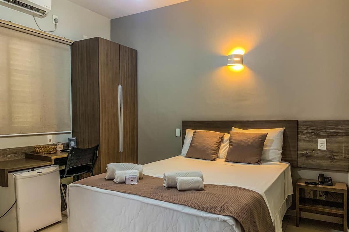 Minibar, escritorio, cortinas blackout y wifi gratis