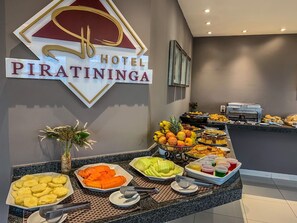 A buffet counter with a variety of fruits, vegetables, and desserts. - Rede Andrade Rondonopolis (Rondonopolis)