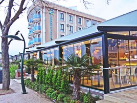 供应早餐、午餐和晚餐，海滩景观