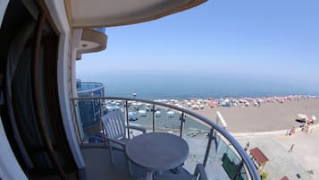 Standard-Doppelzimmer, eingeschränkter Meerblick | Terrasse/Patio
