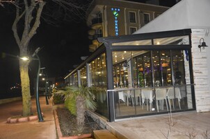Un restaurante con terraza, fachada de vidrio y un letrero que dice "TURKUALA".