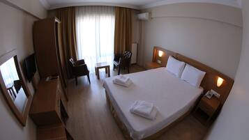 Habitación doble estándar, vista parcial al mar | Cunas gratuitas y wifi gratis