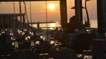 Kahden hengen standard-huone, osittainen merinäköala | Terassi/patio