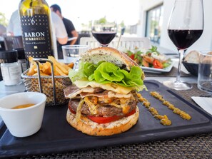 Terrace/patio - The Originals City, Hôtel de la Confluence (Damazan)