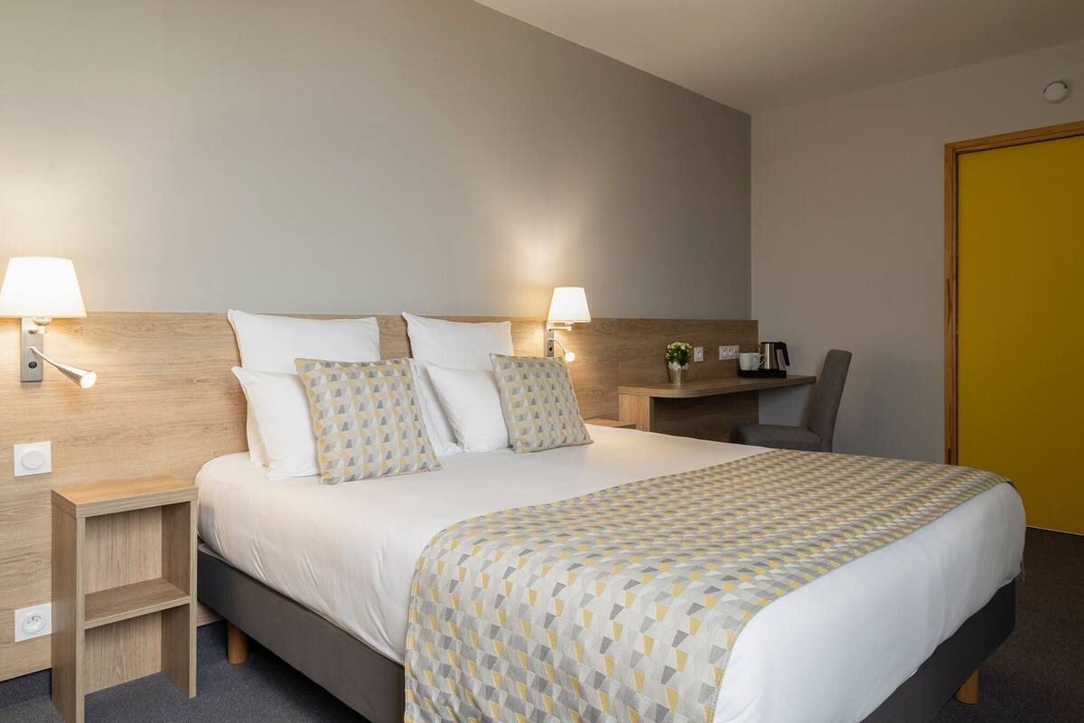 standard double room | premium bedding, individually decorated, individually furnished, desk