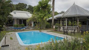 สระว่ายน้ำกลางแจ้ง, ร่มริมสระว่ายน้ำ, เก้าอี้อาบแดดริมสระ