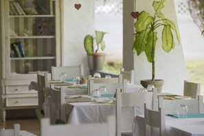 Ze serveren er ontbijt, lunch en diner 
