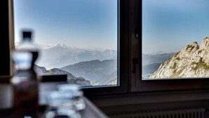 A room with two large windows offering mountain views. - Hotel Pilatus Kulm (Kriens)