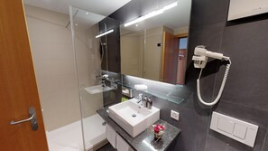 Shower, towels - Hotel Pilatus Kulm (Kriens)