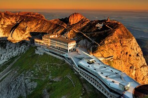 A hotel with a modern design, situated on a mountain with a panoramic view. - Hotel Pilatus-kulm (Kriens)