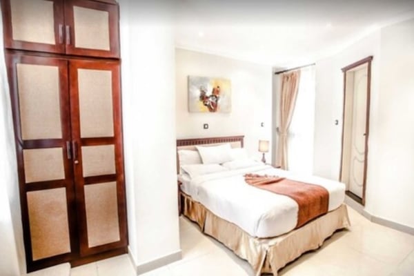 Pengeskab på værelset, skrivebord, baby-/barnesenge (tillægsgebyr)