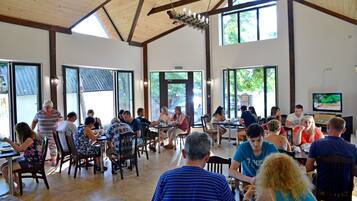 Ilmainen päivittäinen mannermainen aamiainen