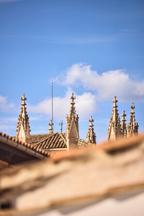 A building with multiple pointed towers and a clear blue sky. - Can Savella - Turismo de Interior (Palma de Mallorca)