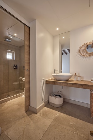 Appartement (Penthouse) | Badkamer | Een douche, een haardroger, handdoeken, zeep