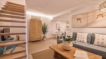 Apartamento, vista para o pátio (Duplex) | Área de estar | Smart TV 42 polegadas com canais digitais, Netflix