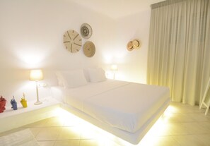Appartement, 1 très grand lit, piscine privée, vue mer (Sky) | Coffres-forts dans les chambres, fer et planche à repasser