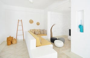Appartement, 2 chambres, piscine privée, vue mer (Stone) | Coin séjour | Télévision à écran plat de 40 pouces avec chaînes par satellite