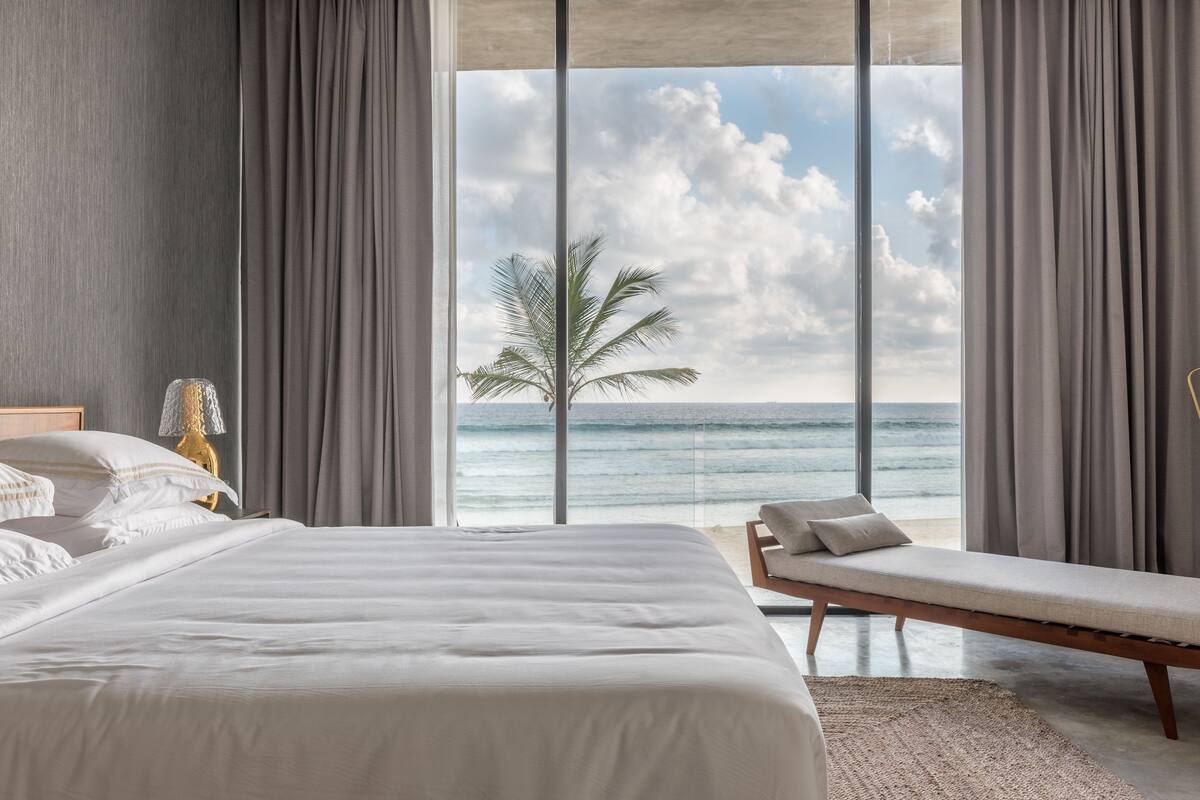 高档床上用品、羽绒被、加厚床垫、客房内保险箱