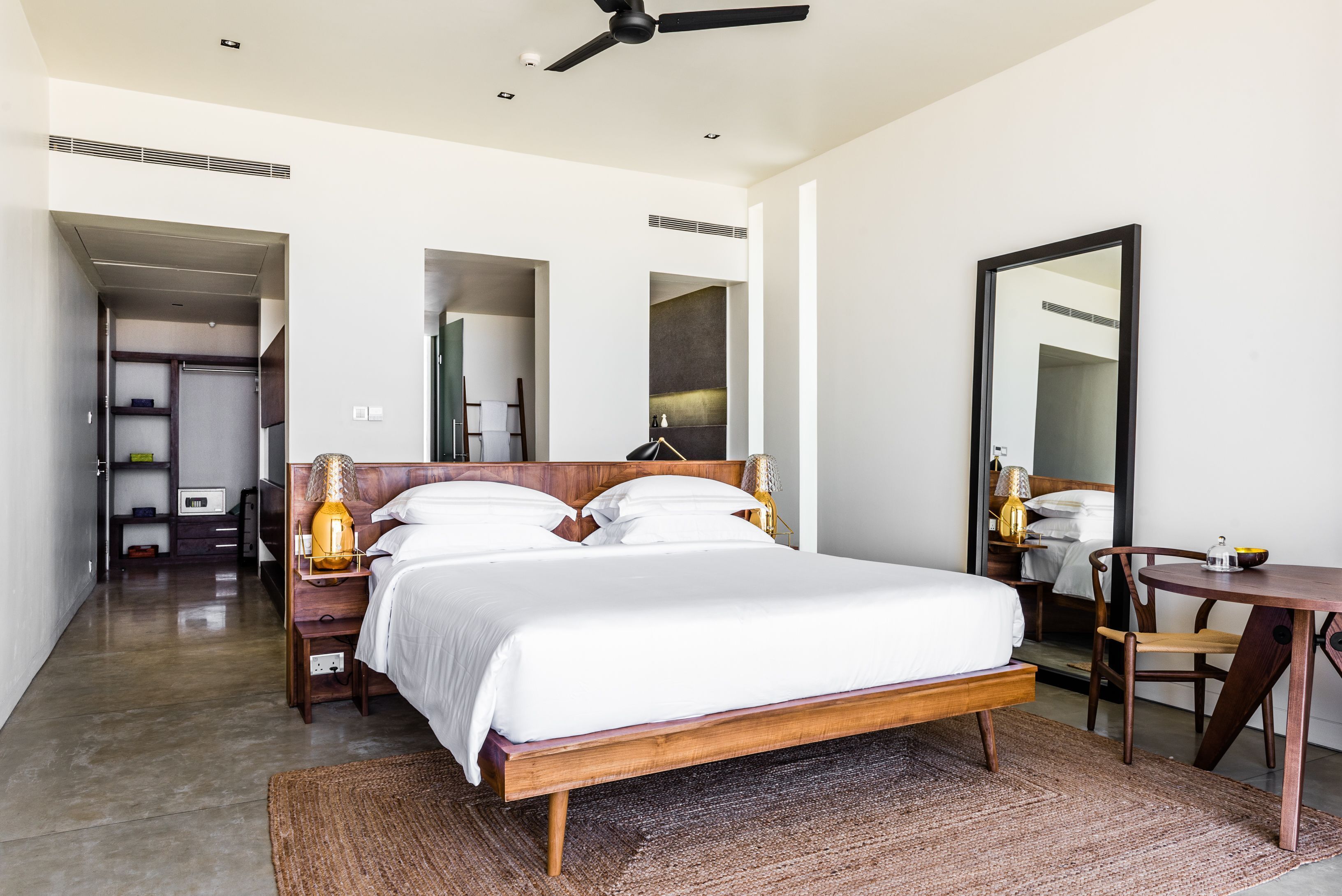 高档床上用品、羽绒被、加厚床垫、客房内保险箱