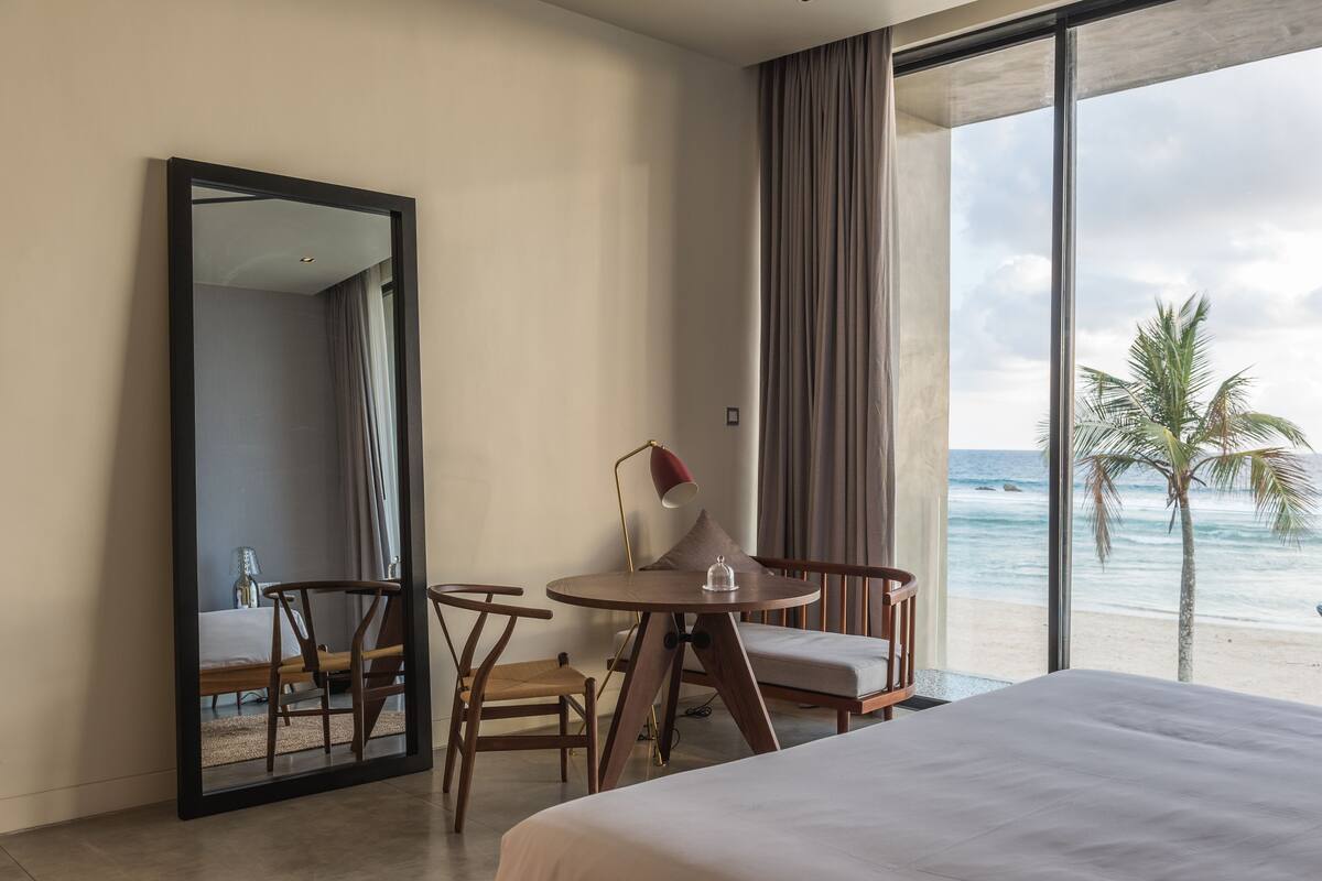 高档床上用品、羽绒被、加厚床垫、客房内保险箱