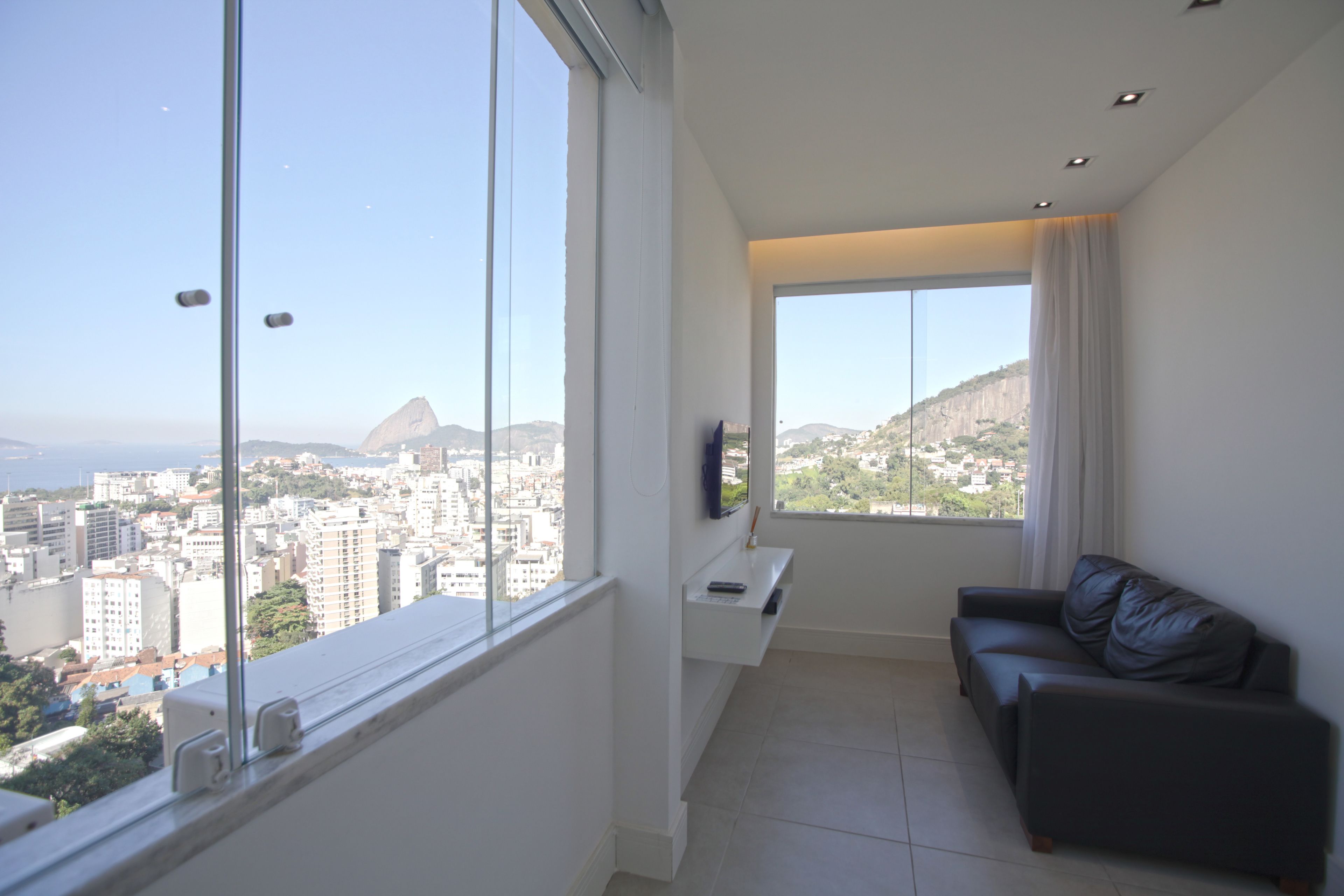 奢華公寓 | 客廳 | 32 吋平面電視連有線電視頻道、電視