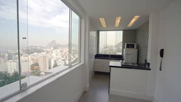 Departamento Premium, 2 habitaciones | Área de sala de estar | Televisión de pantalla plana de 32 pulgadas con canales por cable 