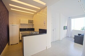 Departamento Deluxe | Ćrea de sala de estar | Televisión de pantalla plana de 32 pulgadas con canales por cable