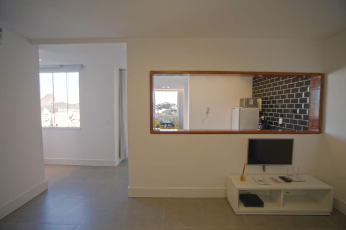 Premium appartement, 2 slaapkamers | Woonkamer | Een 32-inch flatscreentelevisie met kabelzenders en een televisie