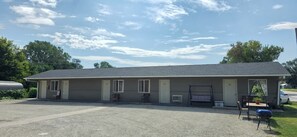 Front of property - Country INN (Marion)