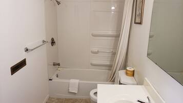 Standard Room, 1 Bedroom, Accessible, Refrigerator & Microwave | Bathroom | Combined shower/bathtub, free toiletries, towels