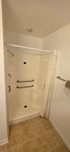 Standard Room, 1 Bedroom, Accessible, Refrigerator & Microwave | Bathroom | Combined shower/tub, free toiletries, towels