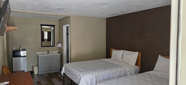 Standard Double or Twin Room, Accessible, Refrigerator & Microwave | Desk, rollaway beds, free wired Internet, bed sheets - Country INN (Marion)