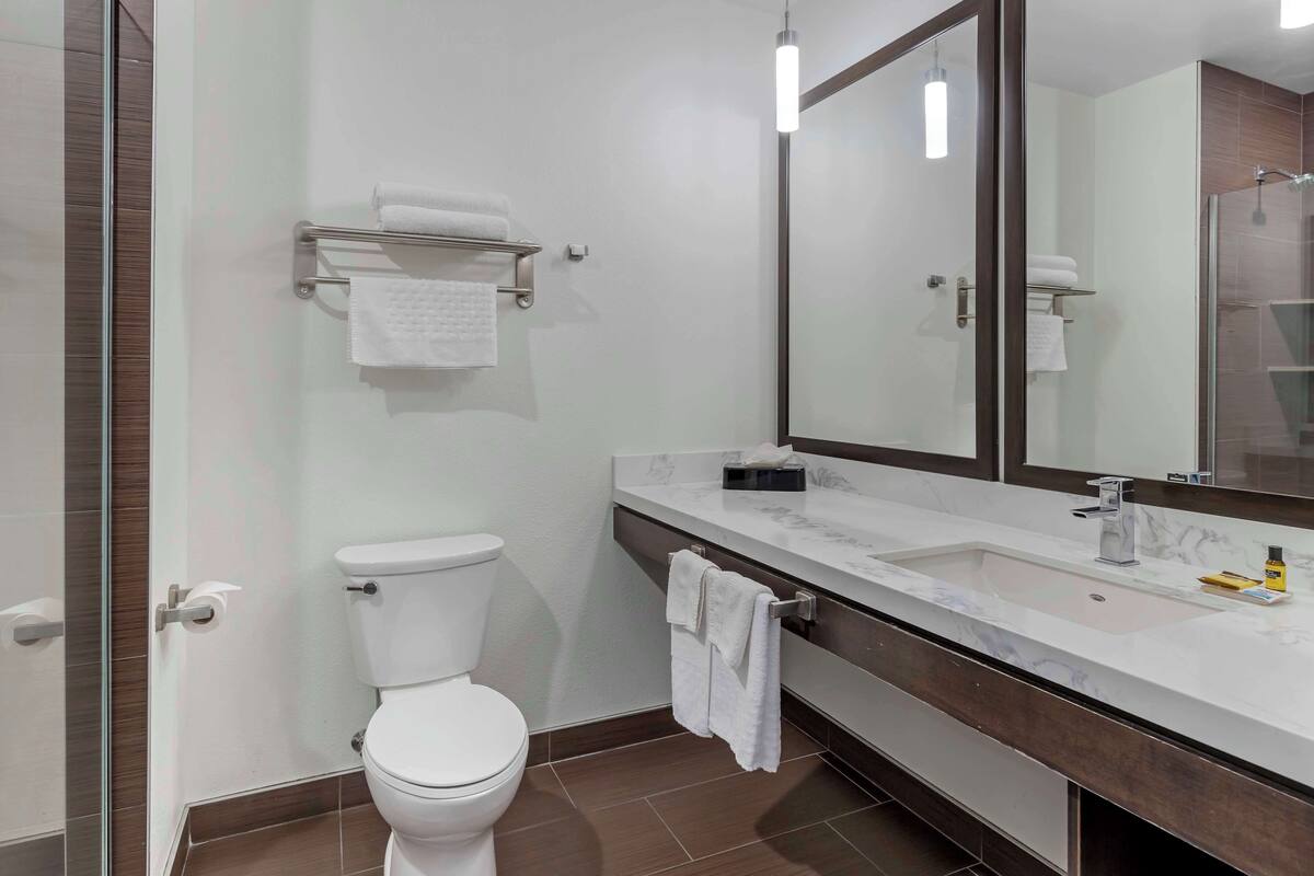 combined shower/bathtub, rainfall showerhead, free toiletries