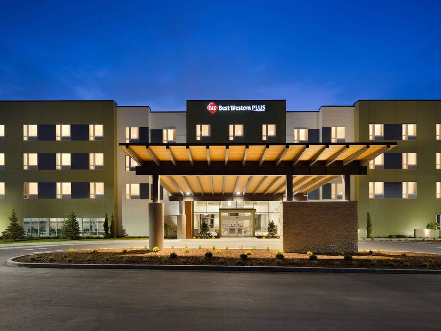 Un hotel moderno con un acceso cubierto, varios pisos y una señalización destacada para Best Western PLUS.