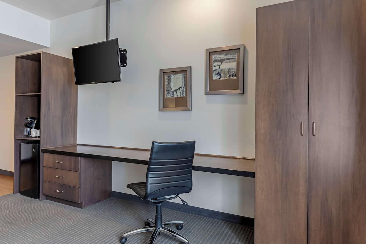 in-room safe, individually decorated, individually furnished, desk