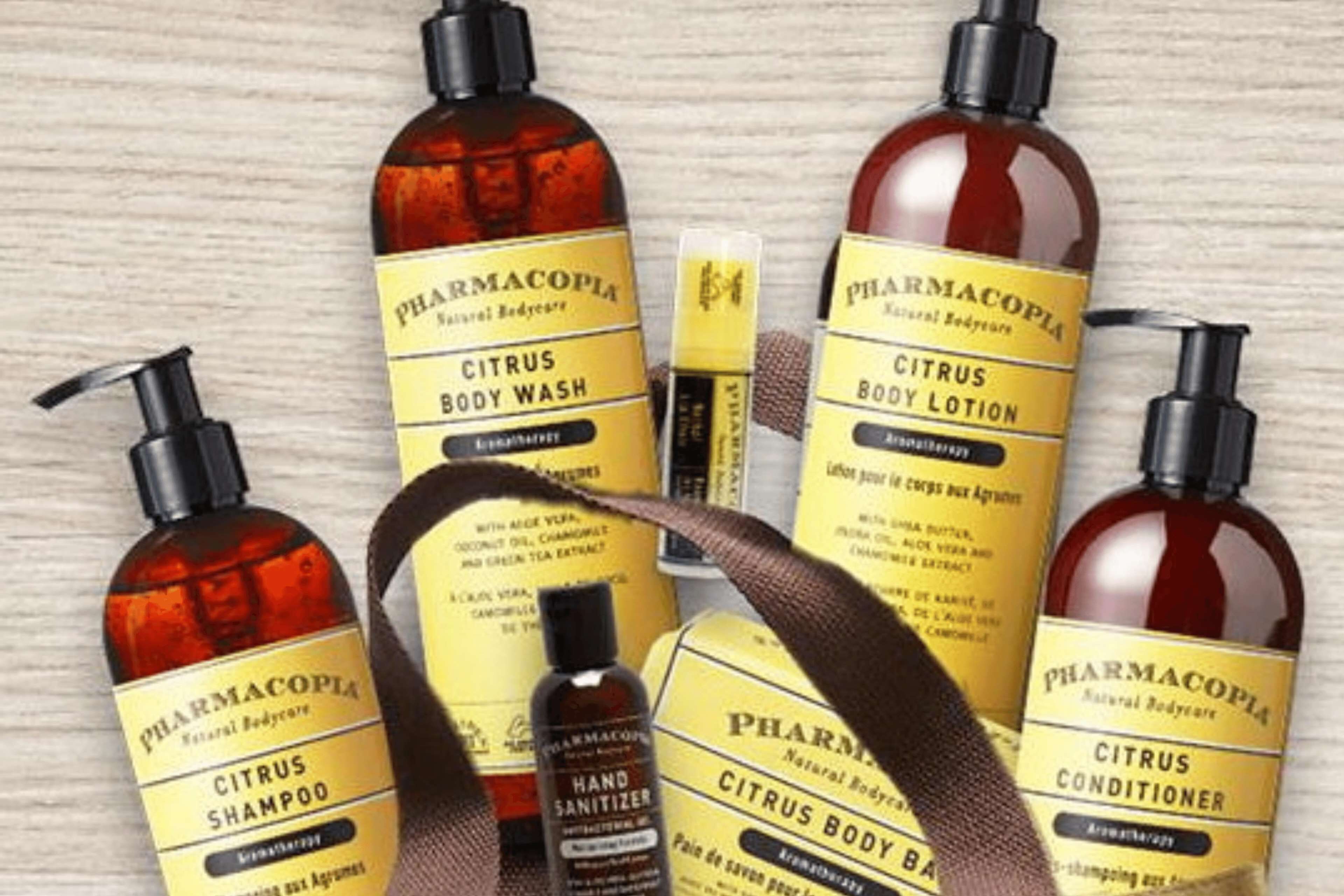 combined shower/bathtub, rainfall showerhead, free toiletries